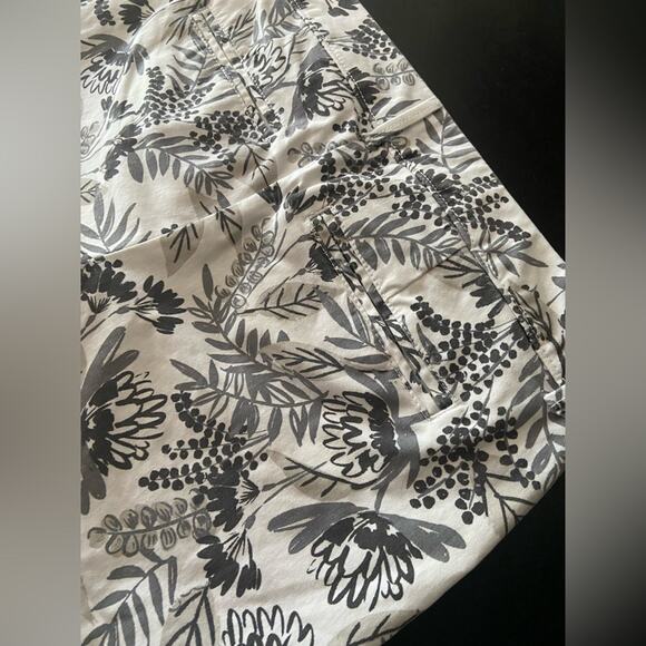 OLD NAVY Grey Floral Pixie Chino Shorts sz 2 - Picture 4 of 7